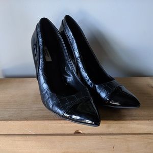 Classic black pumps, crock print embossed